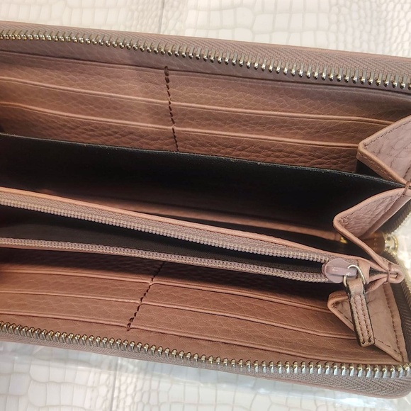 GUCCI Pink/Mauve Pebbled Leather SOHO Interlocking G Tassel Zip Around Wallet. - Picture 7 of 10